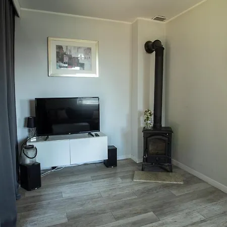 Dom Nad Jeziorem W Borzechowie *